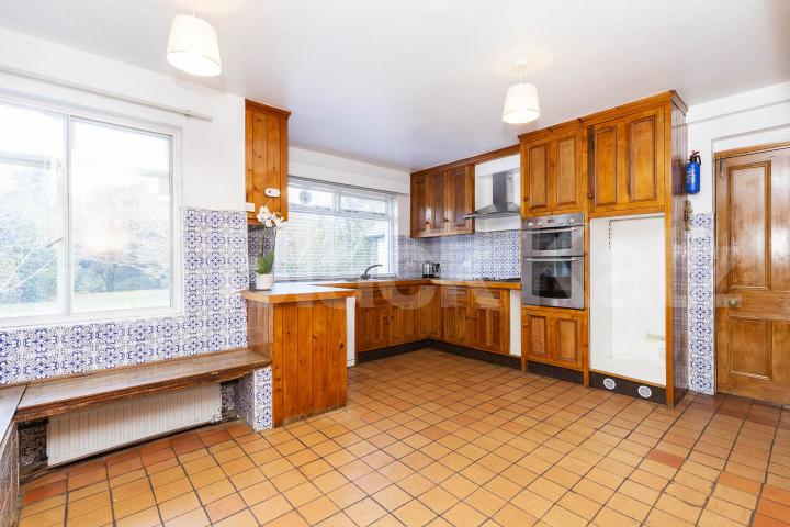 A elegant and historic 16th century detached house on an exclusive street   Totteridge Common, Highwood Hill